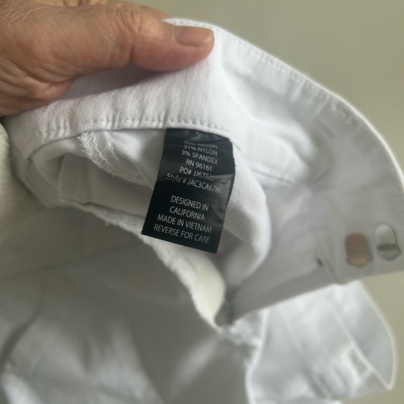 BeBop Women's Stretch White Shorts. Size 9 - Picture 6 of 9